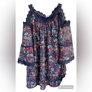 ARIZONA JEAN CO., peek a boo shoulder floral top, size Medium- boho vibe!